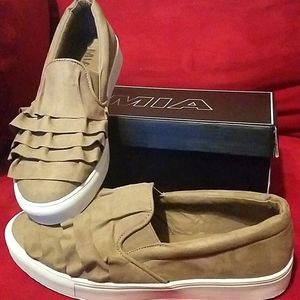 Cute ruffle slip-ons